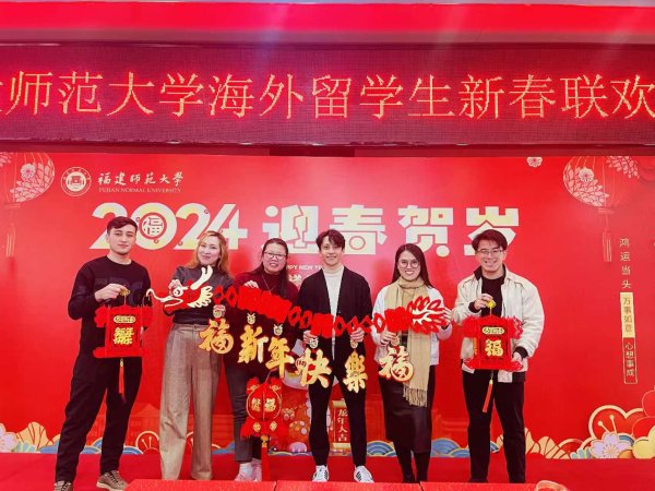 富明配资 双向奔赴！塔吉克小伙来华免费读书，中国航企密集飞向中亚