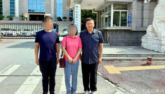 原告储户代理律师周兆成微博截图