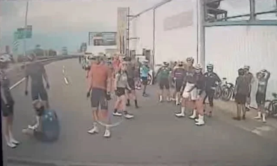 恒盈配资 台军坦克当街事故,6名路人受伤